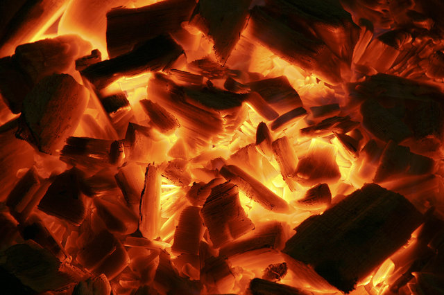 バーベキューの燃える炭