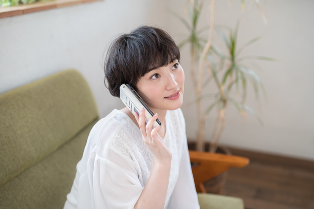 スマートフォンで電話をする女性