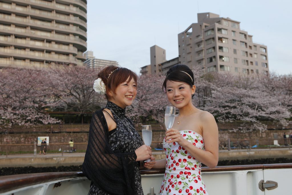大人になったみんなで 夏休みに大学の同窓会を開こう クルージングナビ クルージングなら東京湾アニバーサリークルーズ