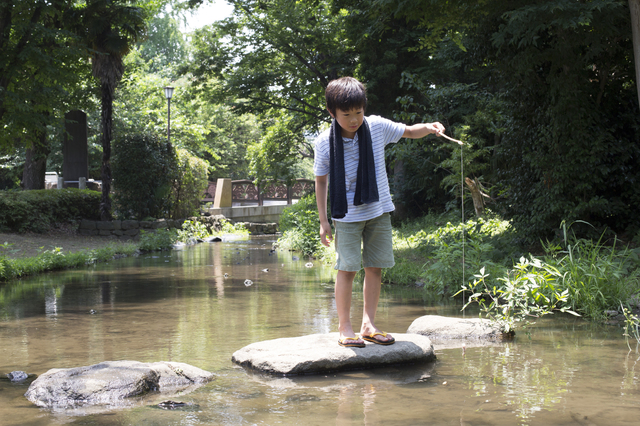 川遊びを楽しむ子ども