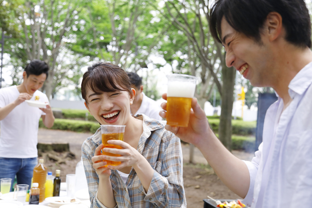 ビールを飲む男女