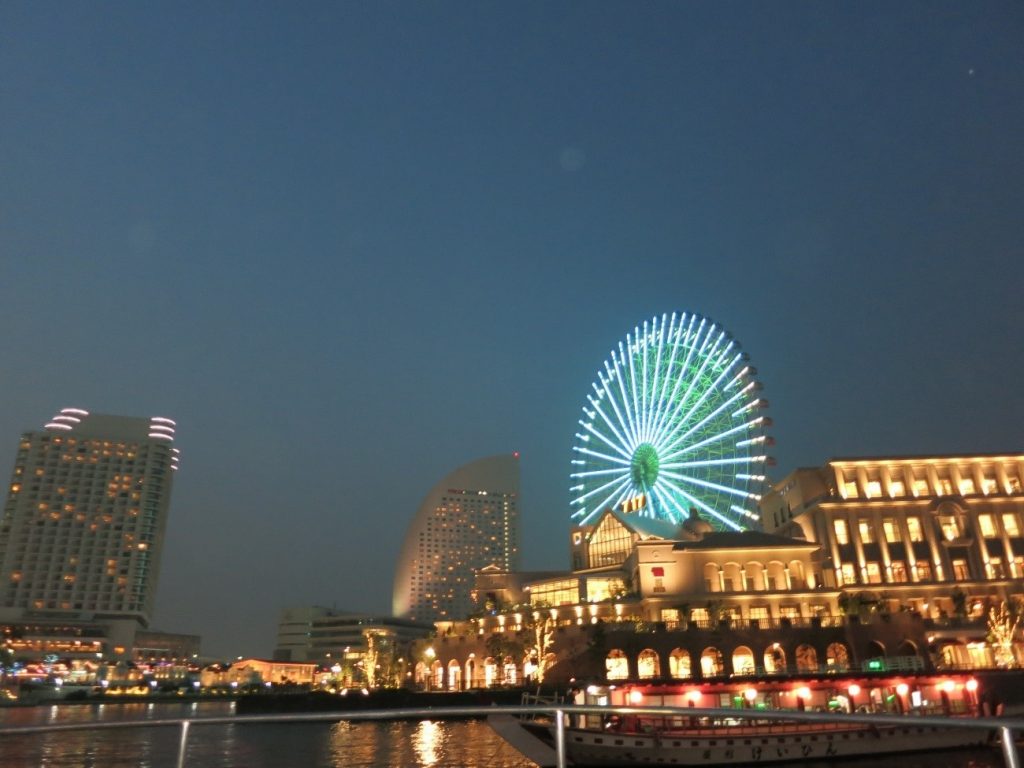 船上から眺める夜景と花火大会の風景