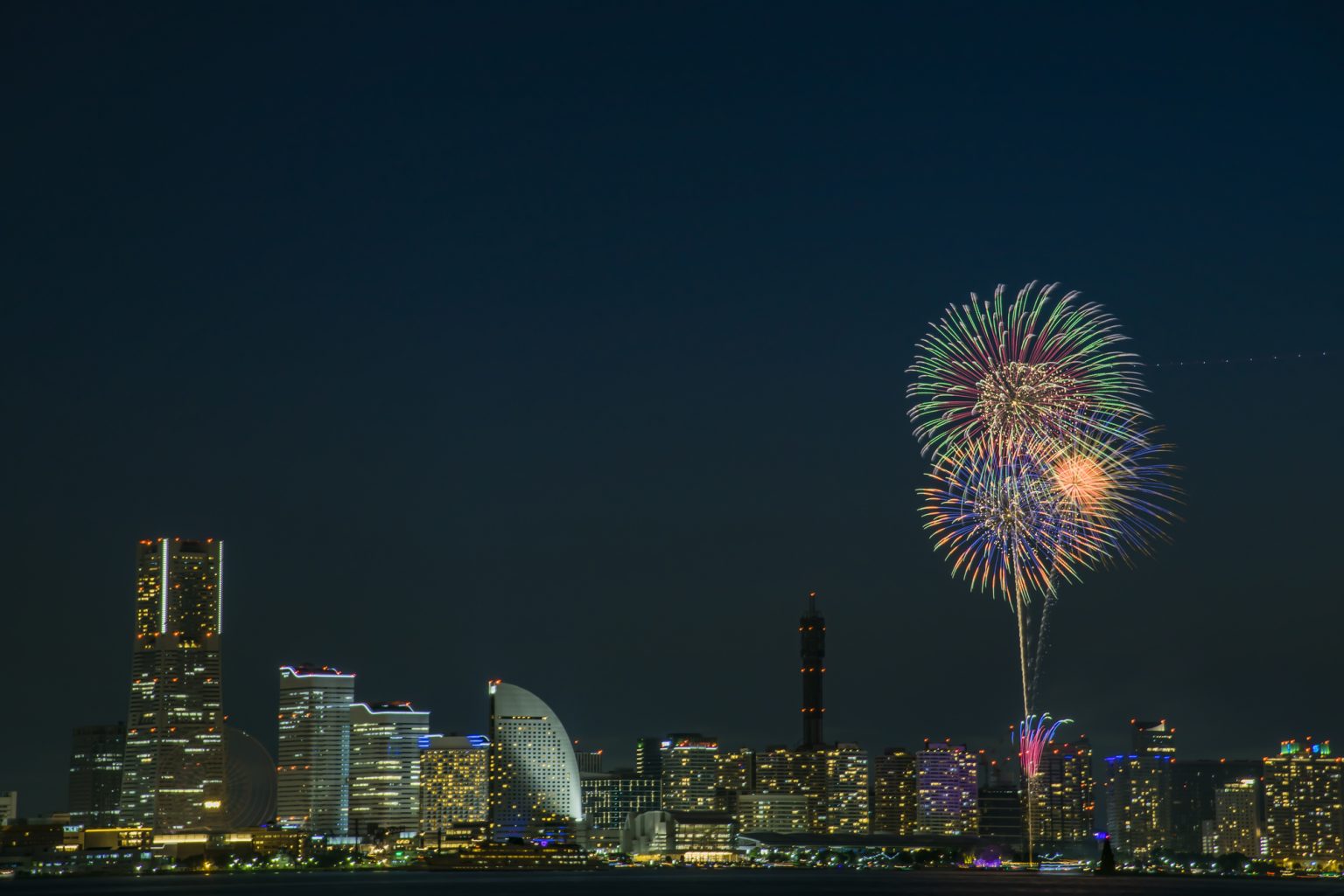 21年版 夏に先駆けて開催される横浜開港祭の花火大会 日程 時間は クルージングナビ 貸切クルージングなら東京湾アニバーサリークルーズ