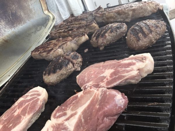 鉄板で焼いているハンバーグや分厚いステーキ肉