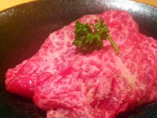 食べたら溶けそうな脂の乗った美味しそうな霜降りの牛肉