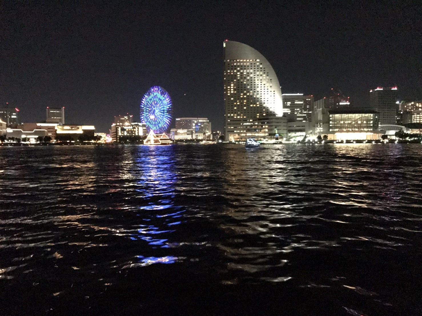 横浜の工場夜景を船上から見た光景