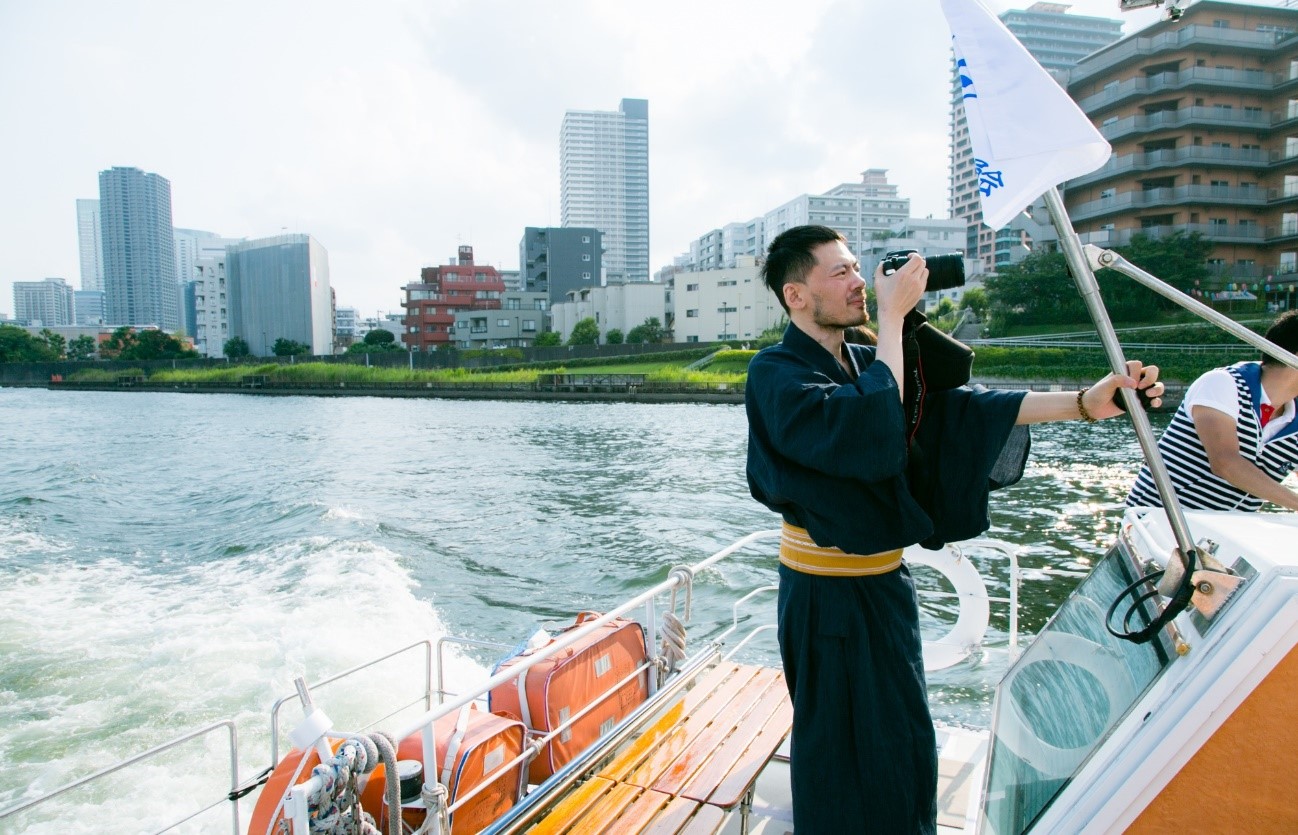 納涼船を浴衣で涼しく過ごす