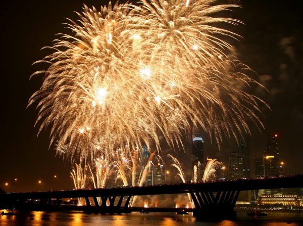 打ち上げ花火と地面から吹き上がる花火の風景