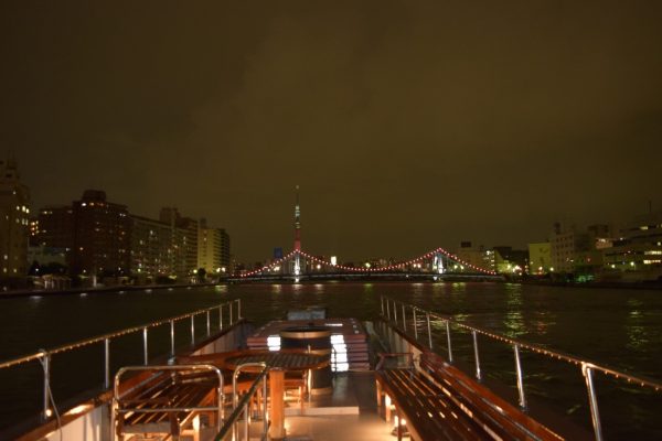 川をクルージングする船上から眺める夜景