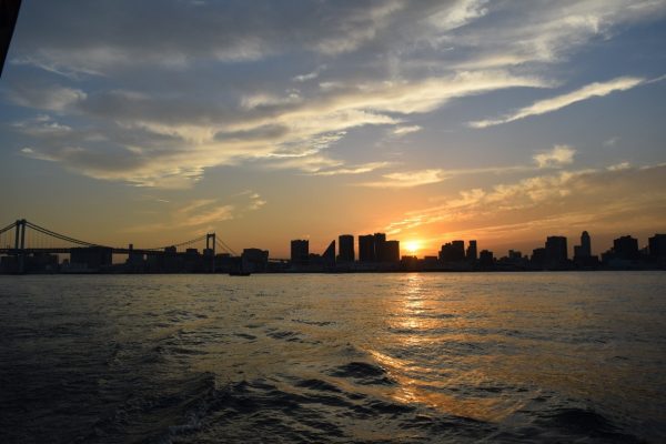 船上から見た水平線に沈む夕日の風景