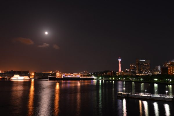 月明かりの中眺める夜の港の風景