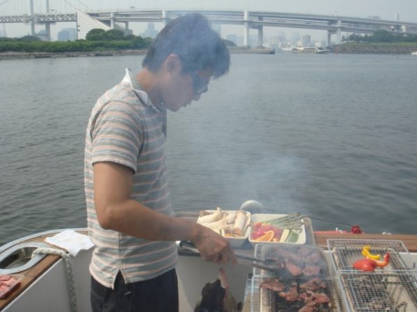 船上でBBQしている風景