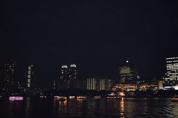 海の上から眺める横浜の夜景