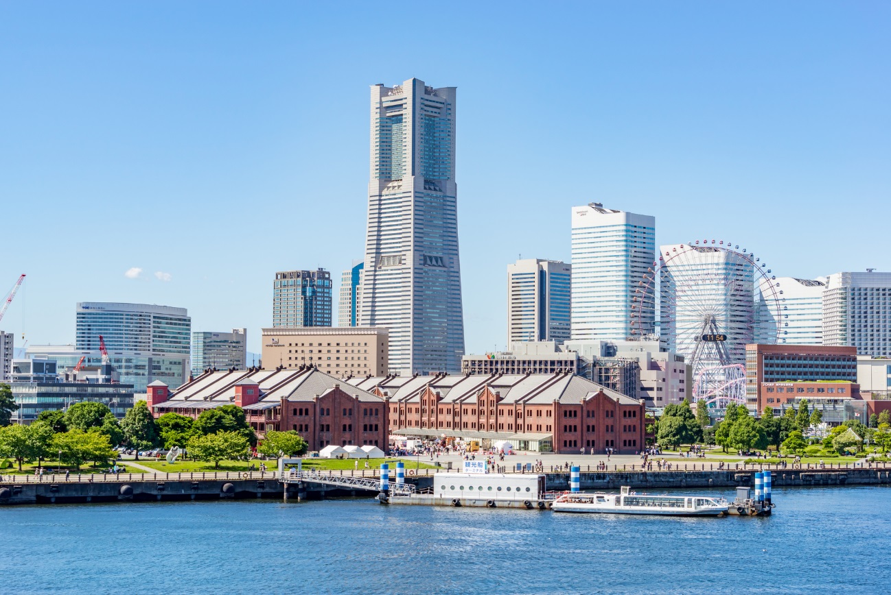 海から眺める横浜の風景