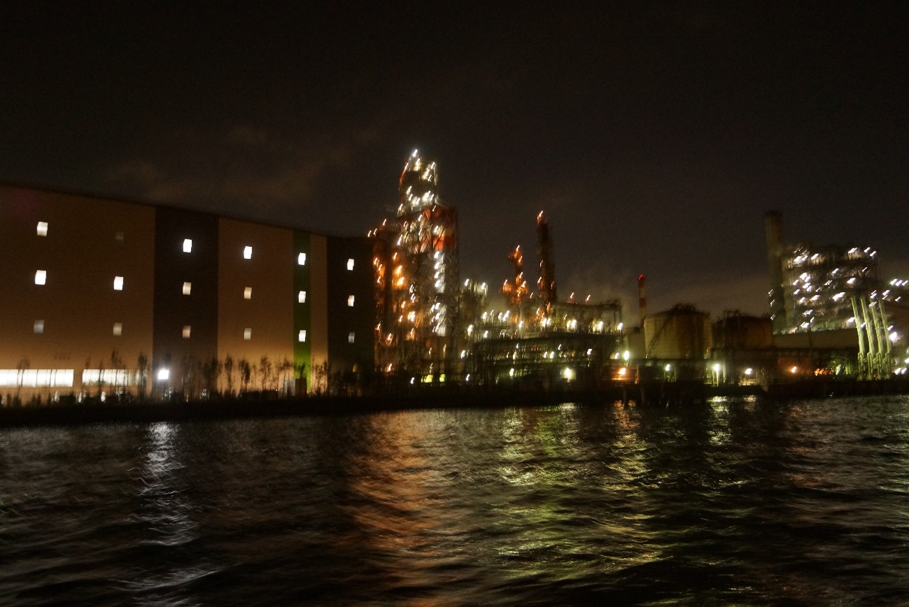 船から眺める横浜の夜の街の風景