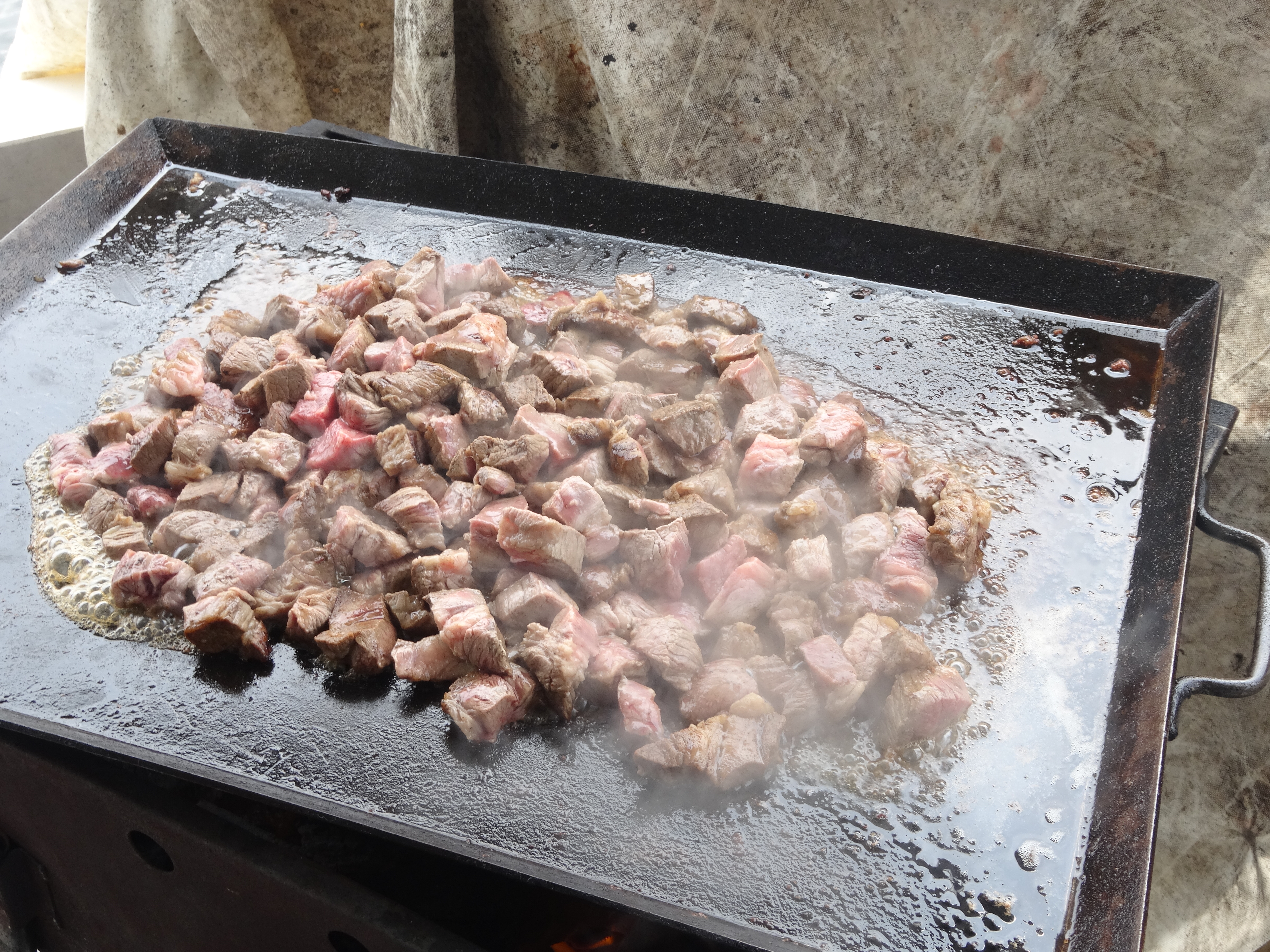 鉄板で調理される大量のお肉
