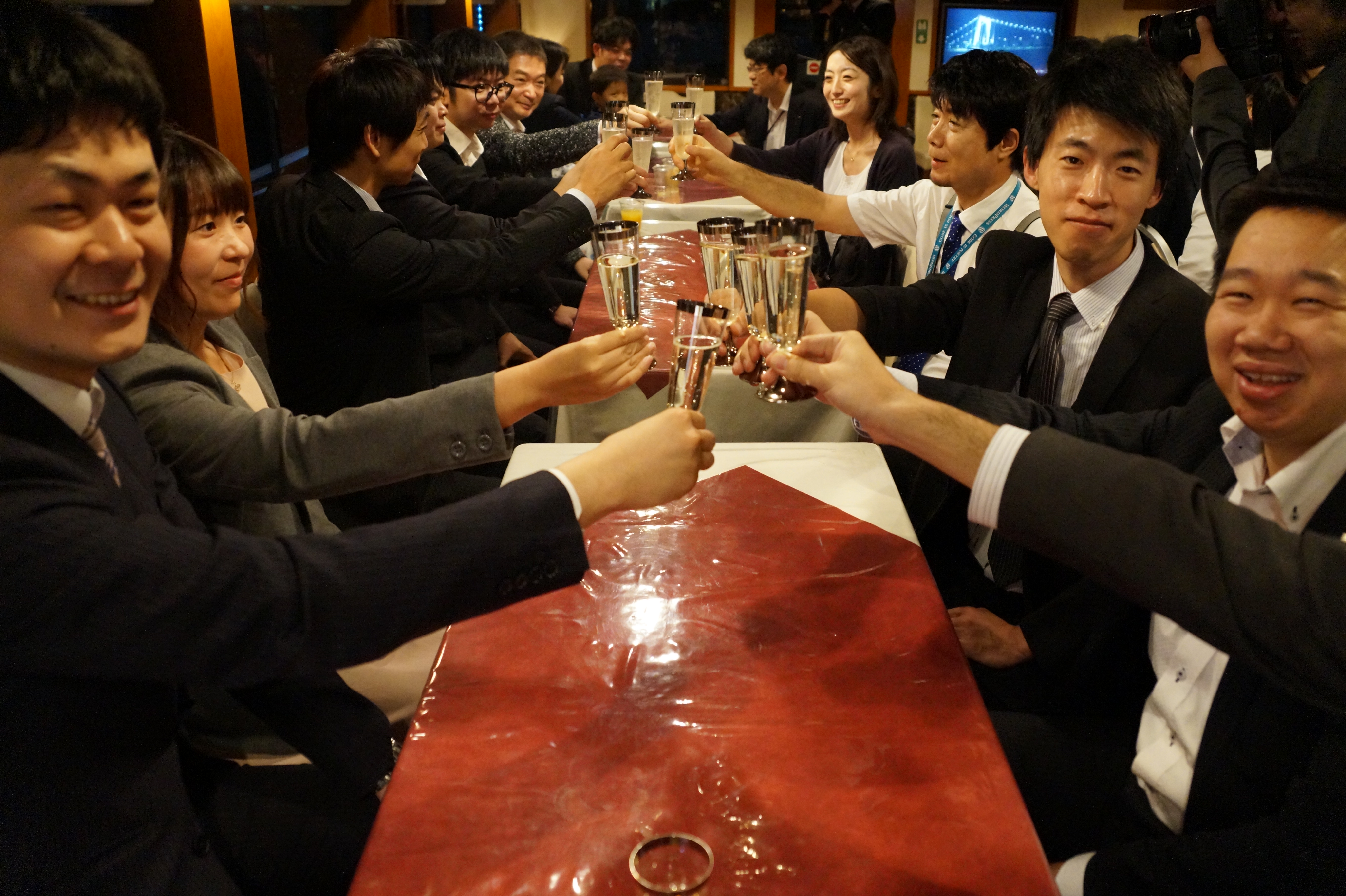 会社の飲み会で乾杯している風景