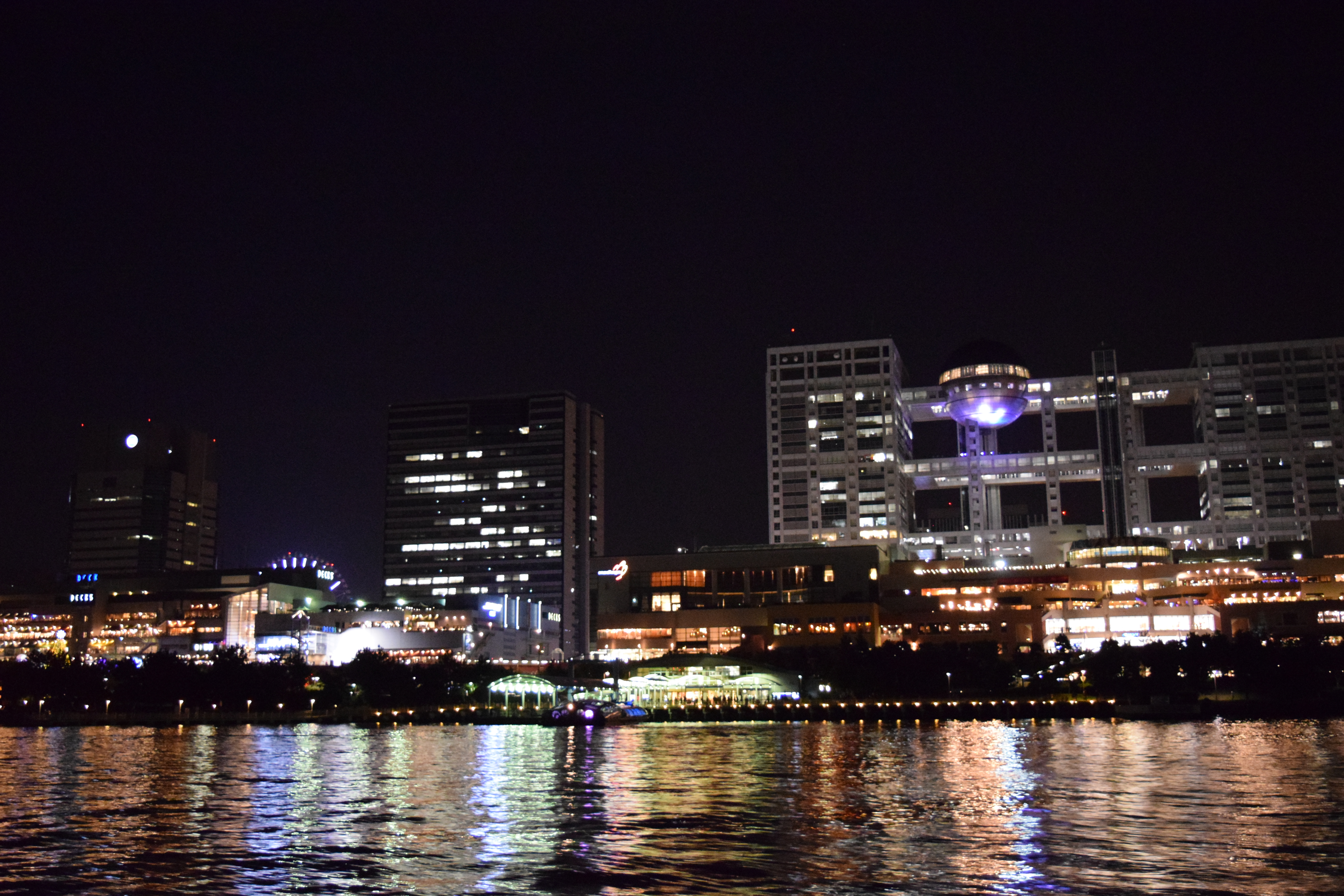 湾上から見た夜のフジテレビ社屋