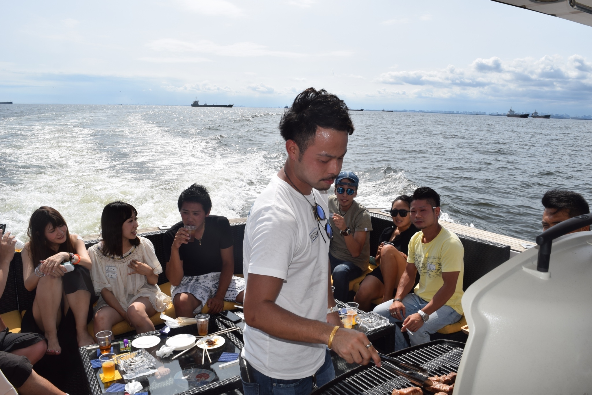 クルーザーの後部デッキでBBQでを楽しんでいる風景