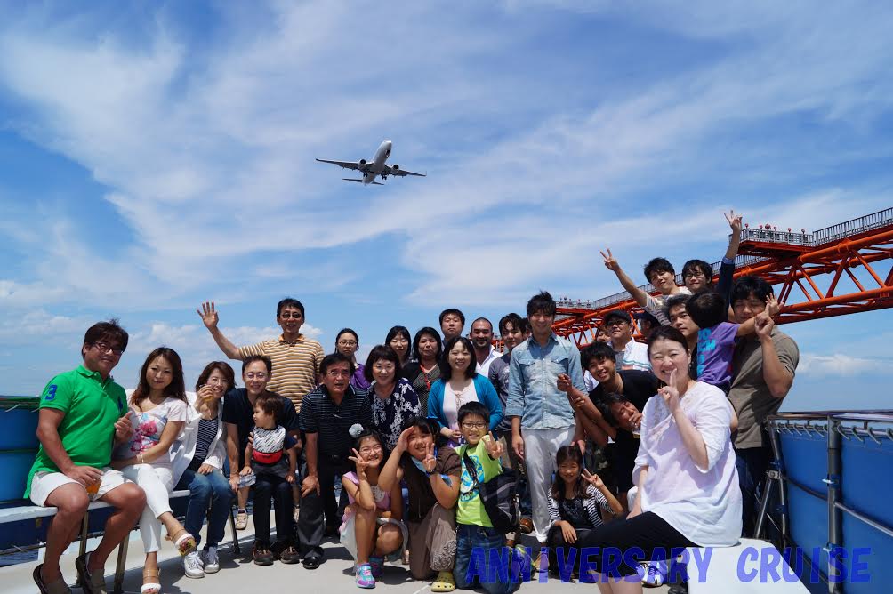 間近で見える飛行機と集合写真を撮影