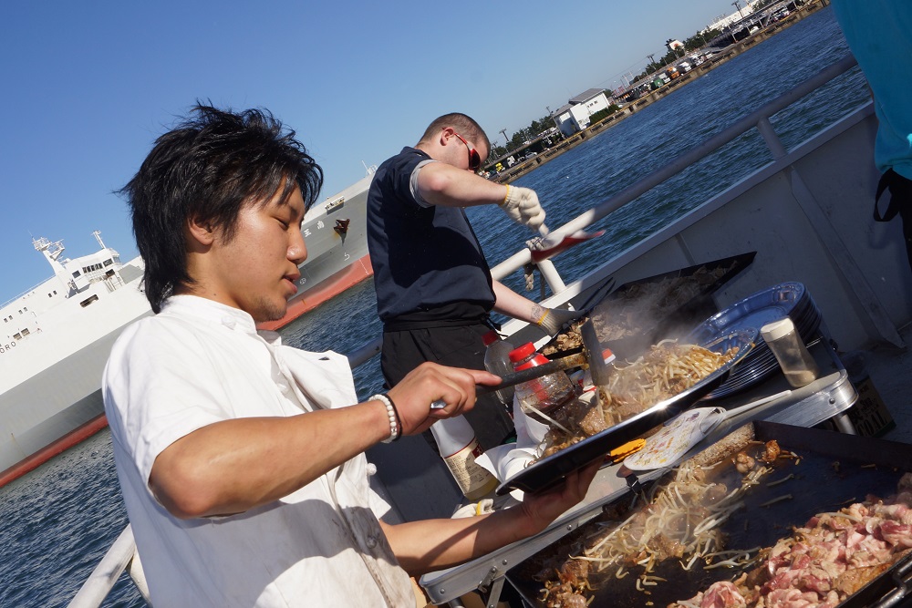 BBQを焼く男性たち