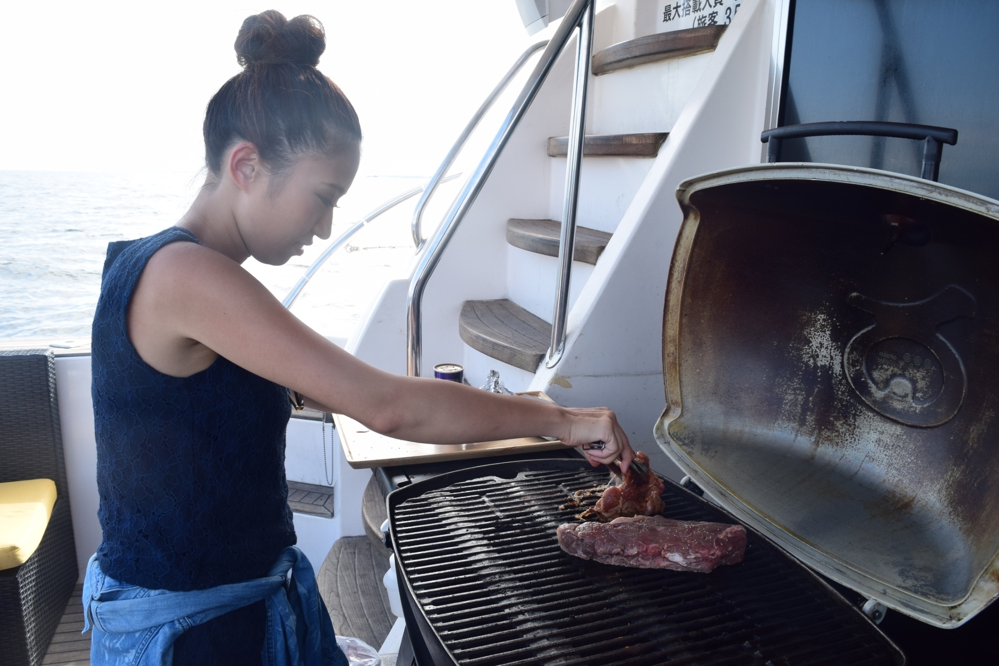 BBQを焼く女性