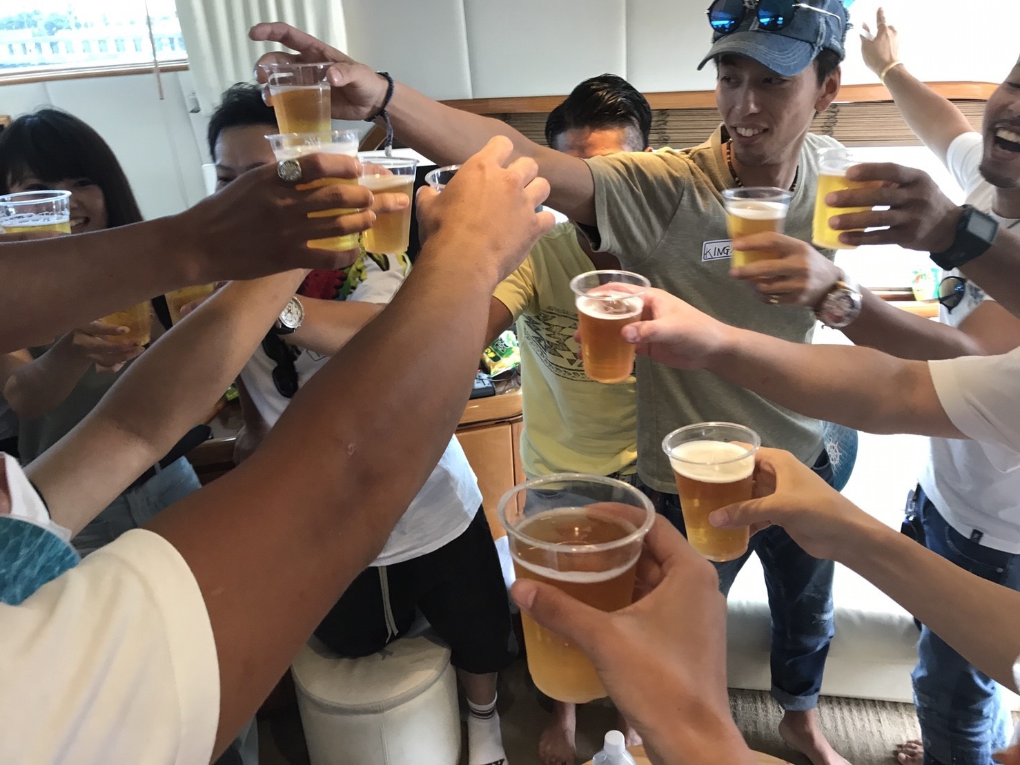 ビール片手に乾杯