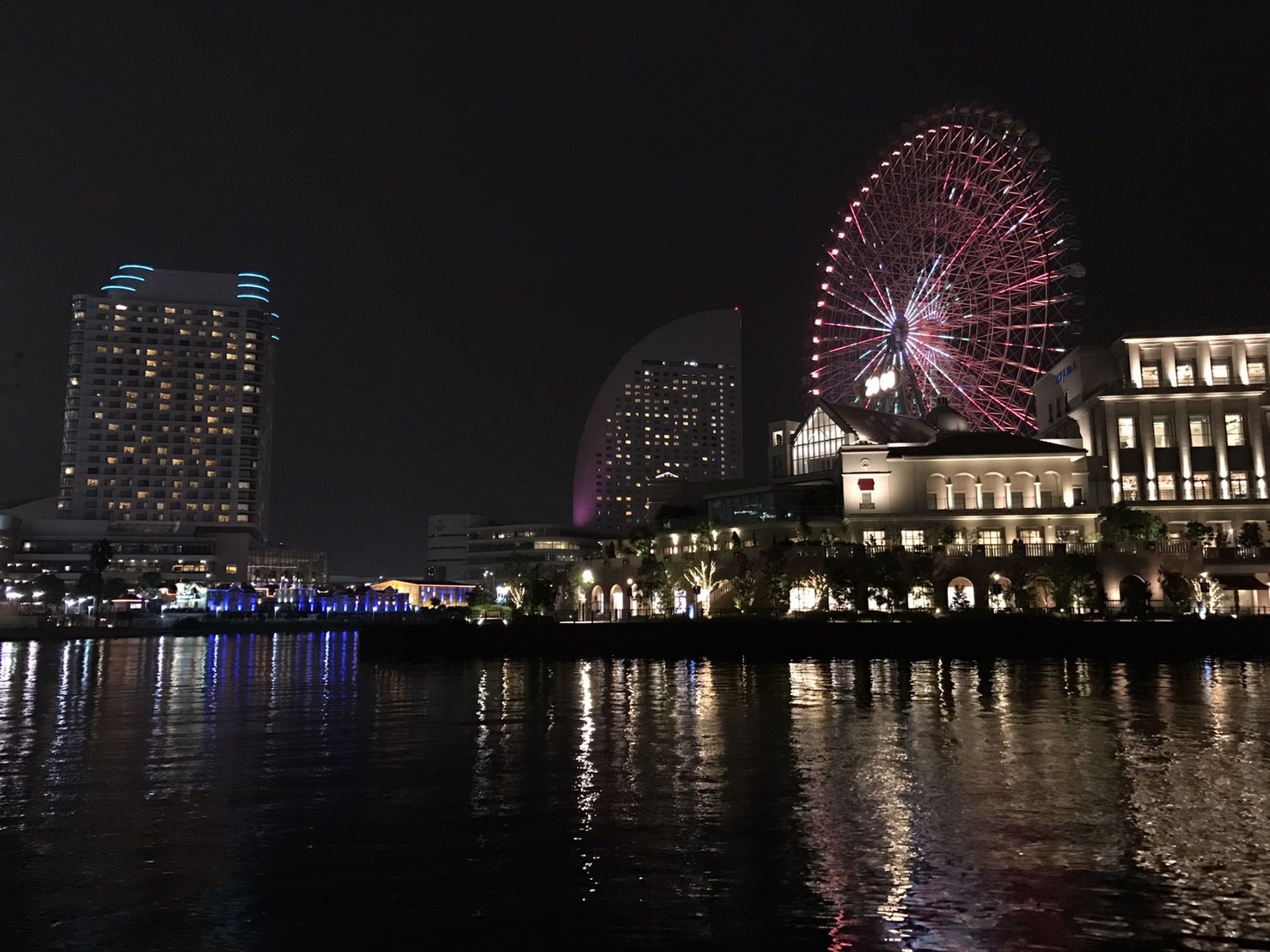 みなとみらいの観覧車の夜景