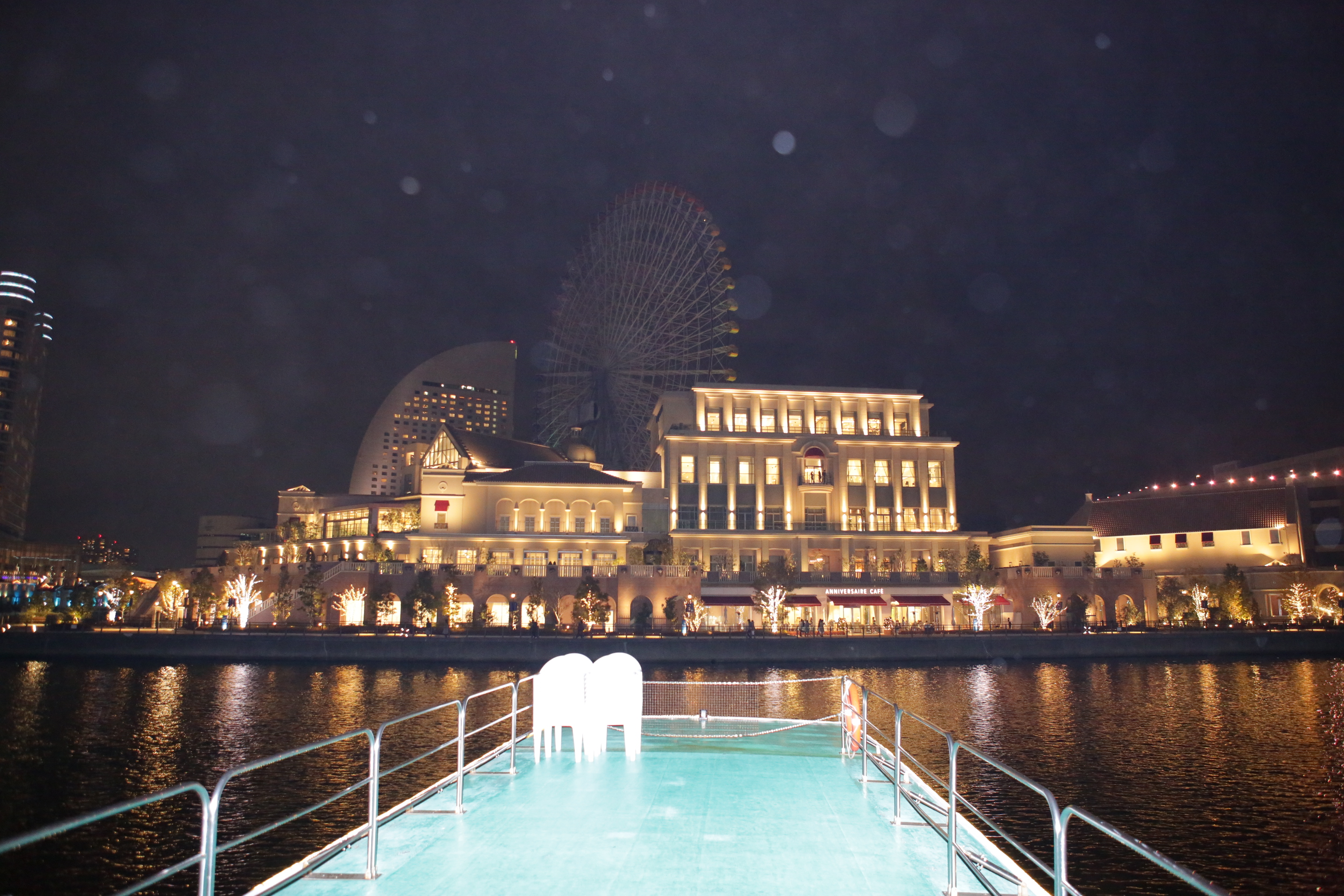 横浜の夜景とクルーザーのデッキ