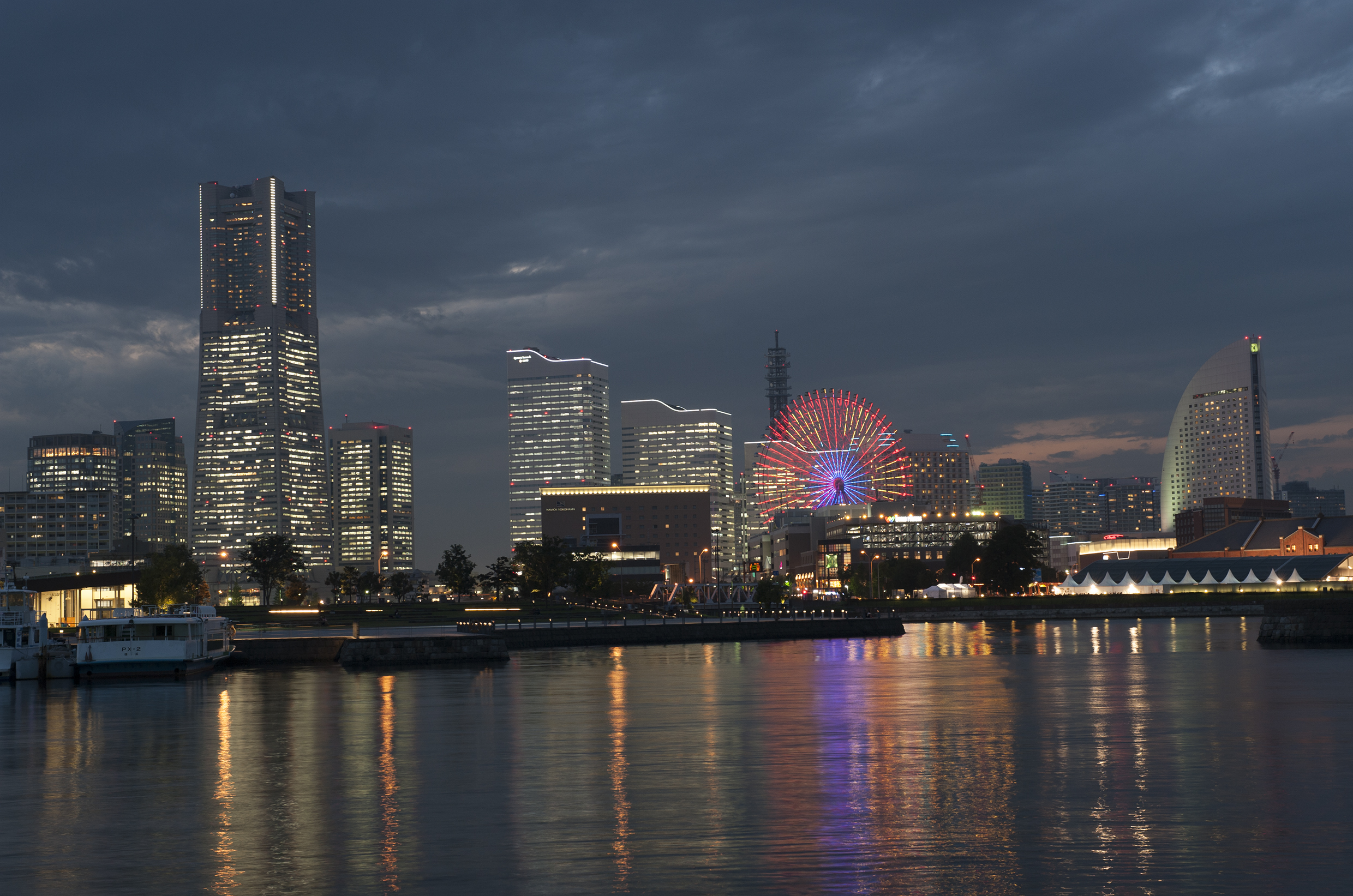 観覧車や高層ビル群のきれいな夜景