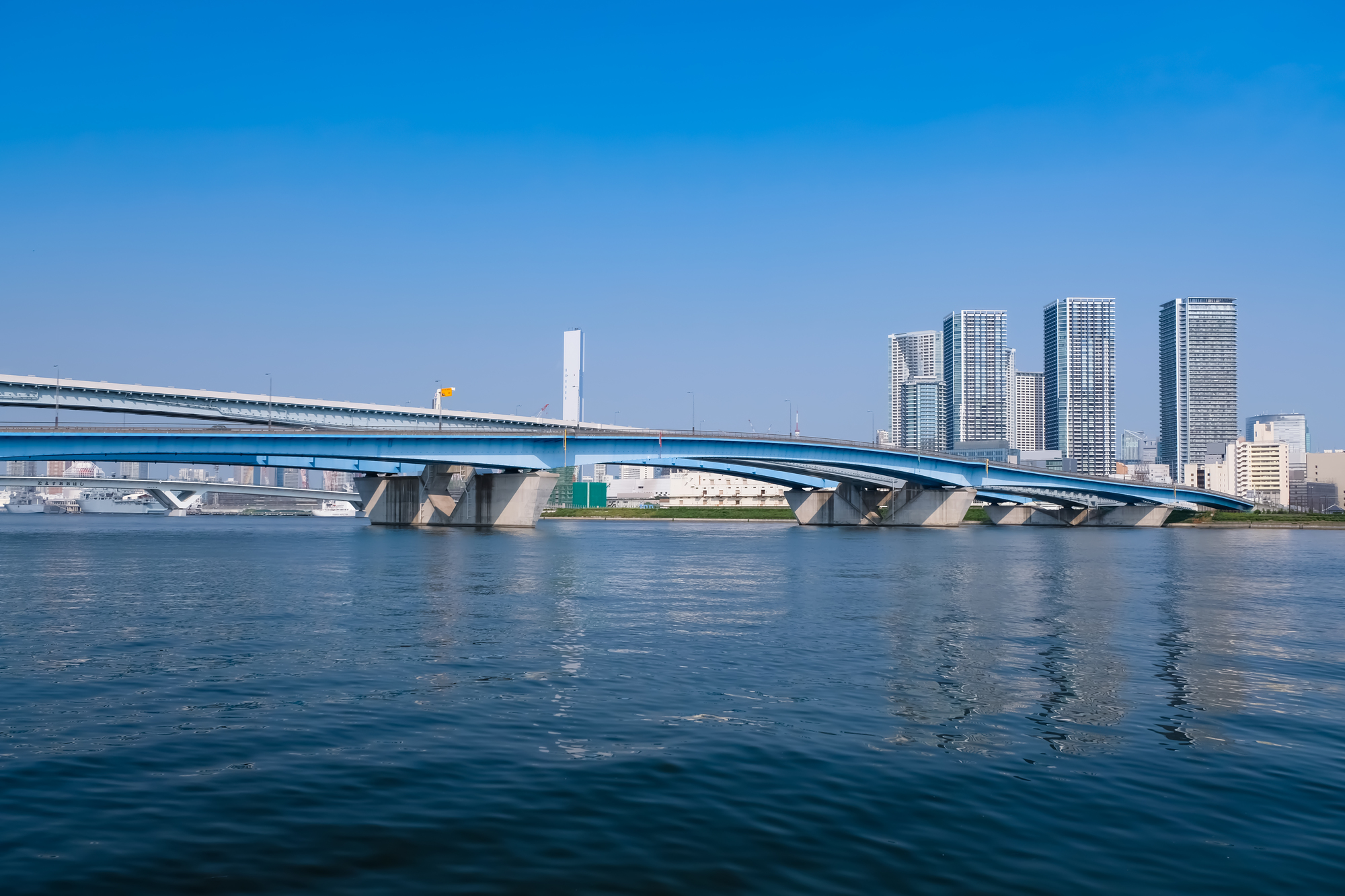 雲ひとつない青空が広がる東京湾