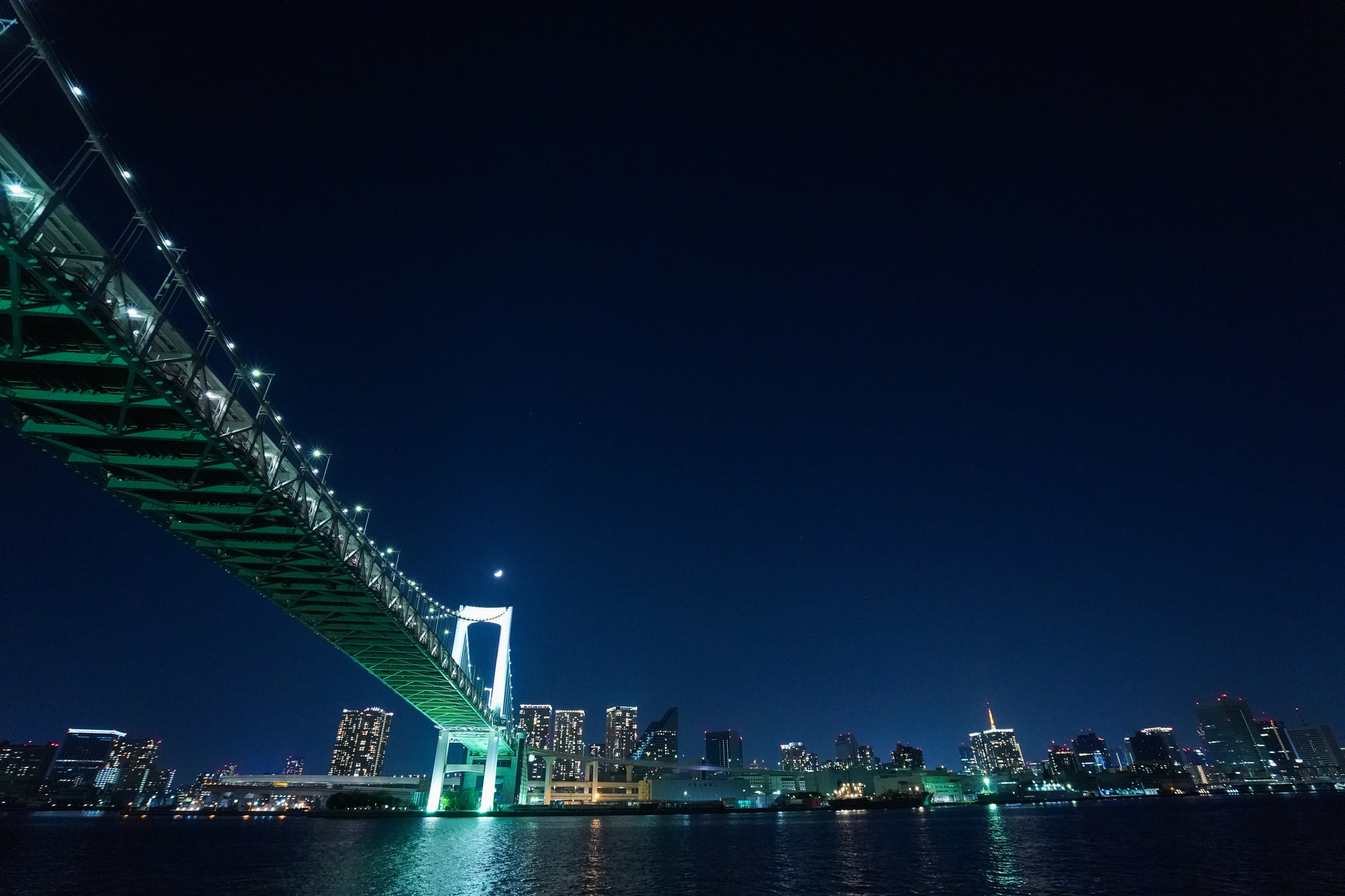 船から見る美しい夜景とライトアップされた橋