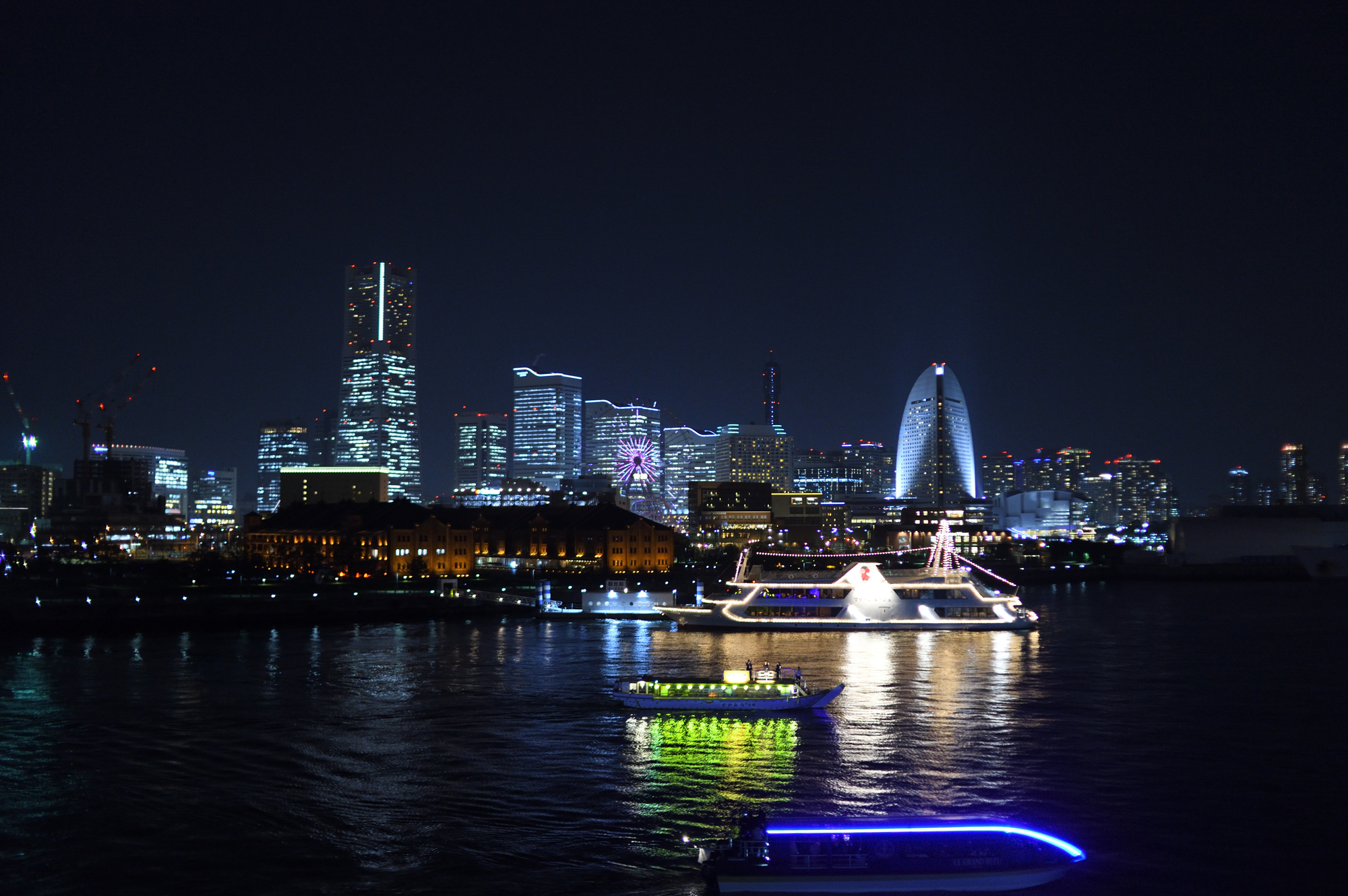 横浜の美しい夜景とライトアップされた船