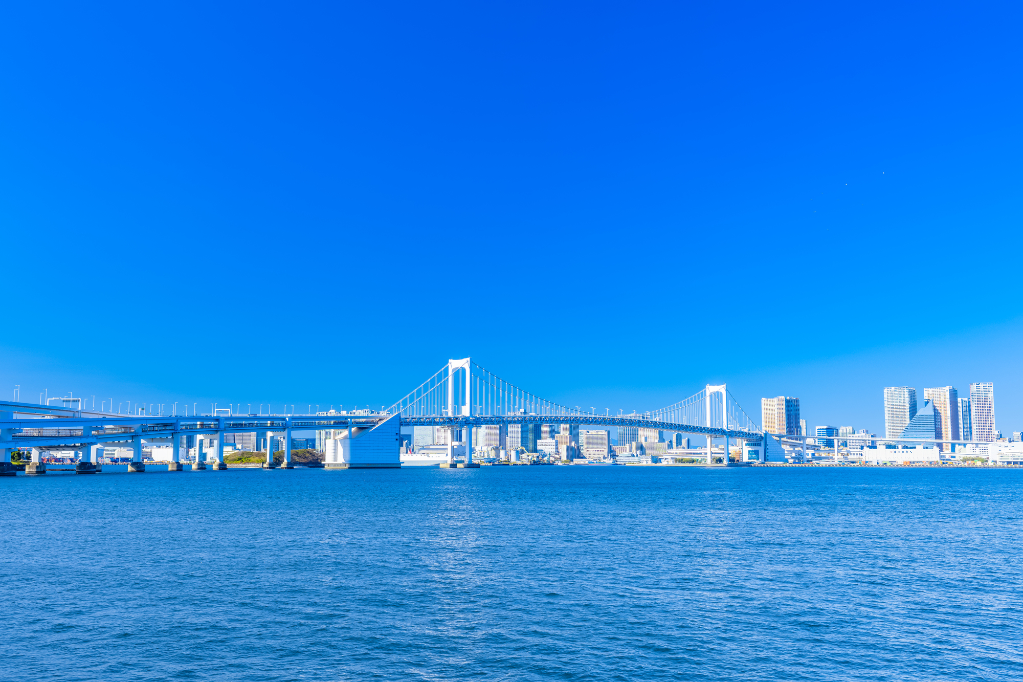 澄んだ空と青い海とレインボーブリッジ