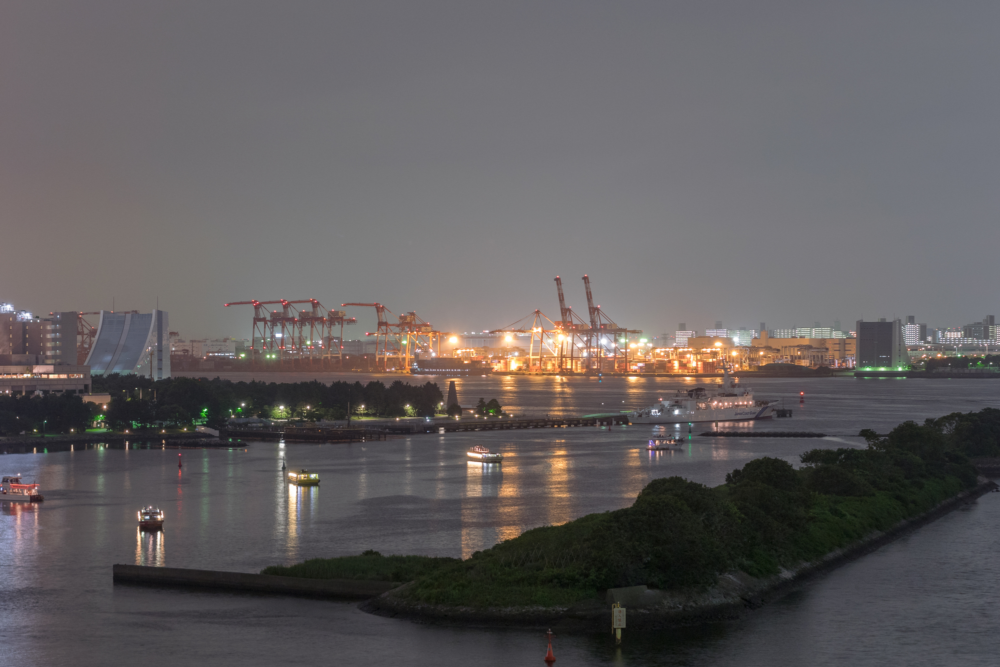 幻想的な工場夜景と海に浮かぶたくさんの船