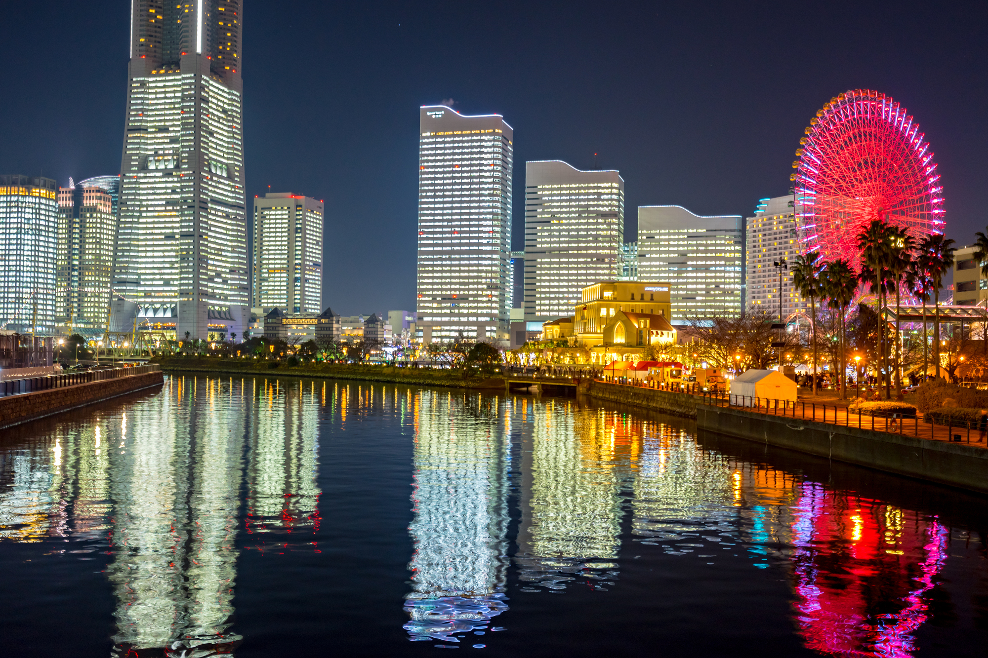 横浜の美しい夜景が水面にも映る