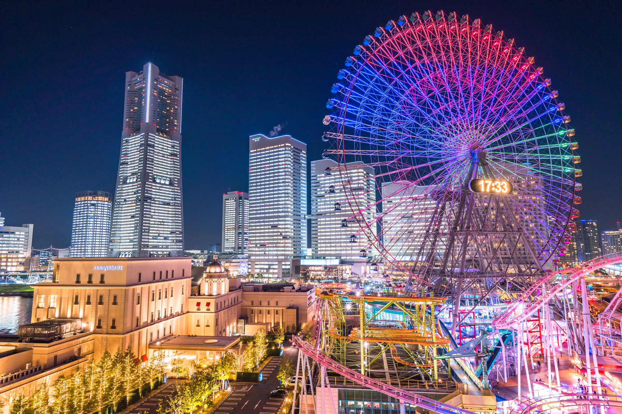 横浜みなとみらいの美しくライトアップされた夜景