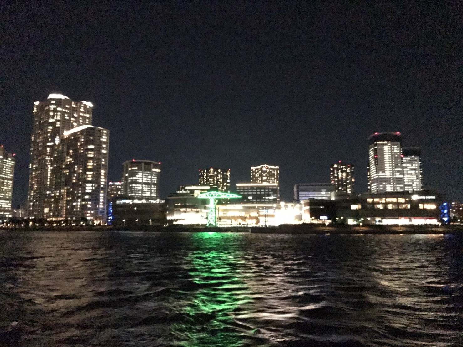 船の上から見た街の夜景