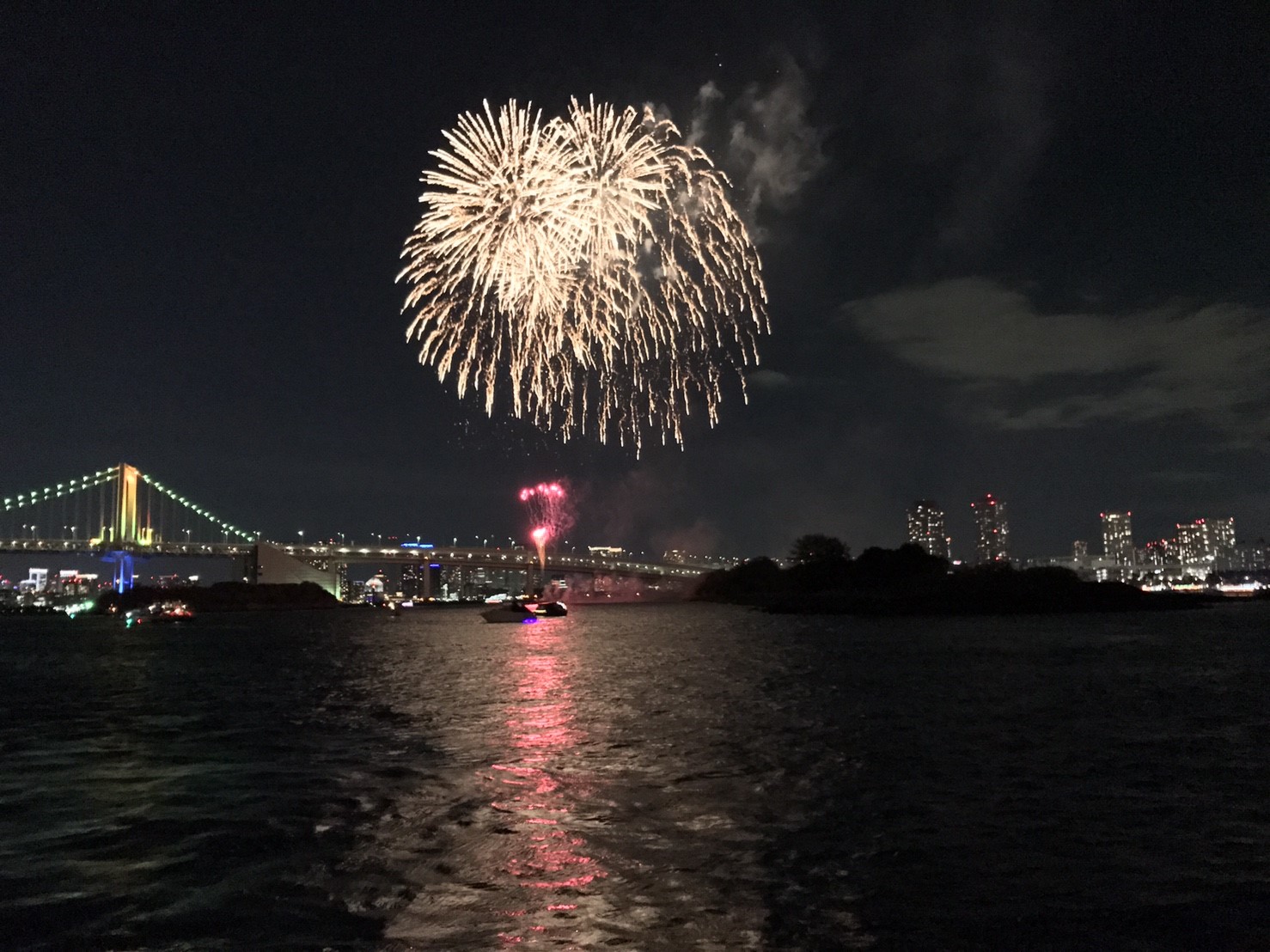 海の上からきれいに見える打ち上げ花火