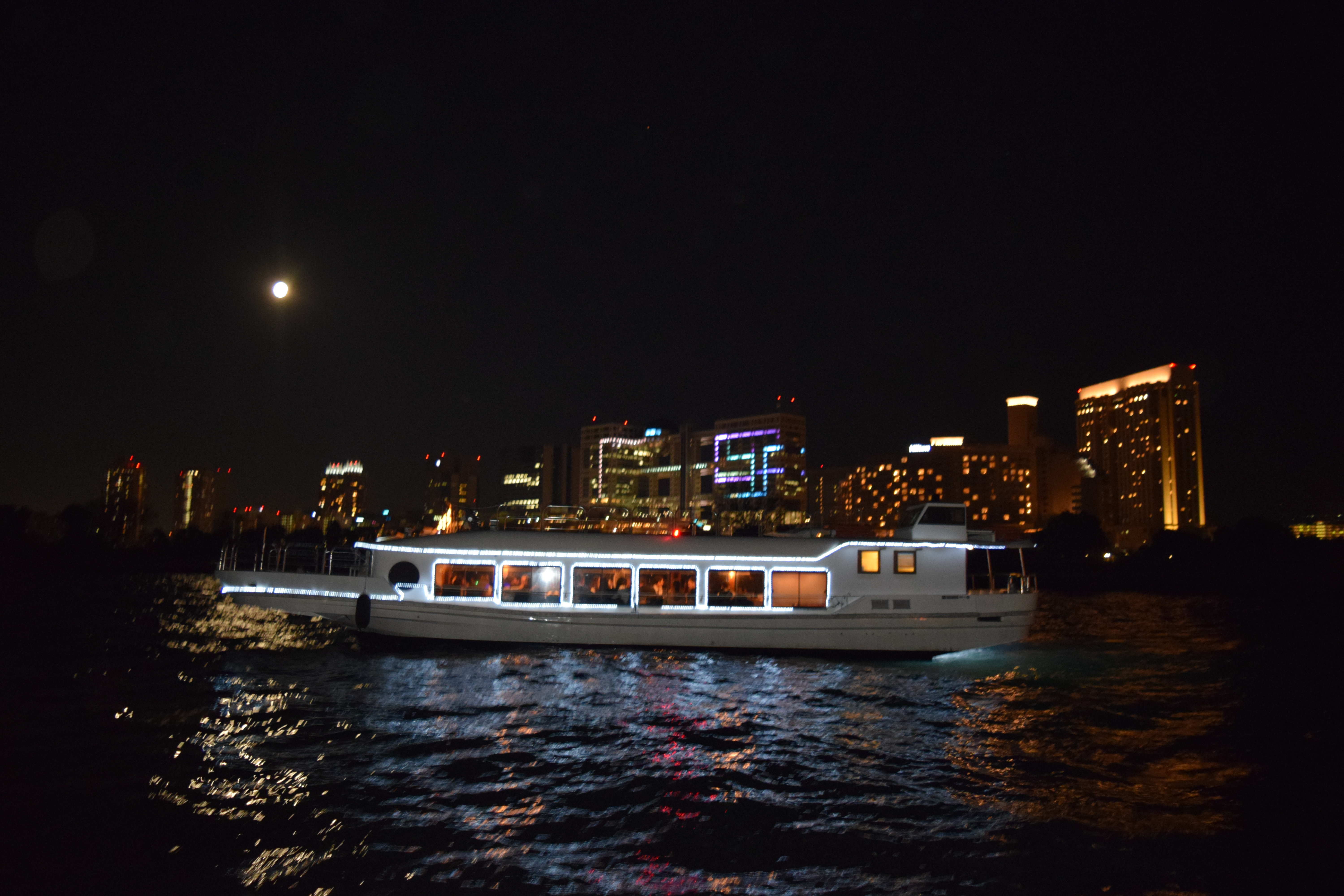 夜のクルージング風景