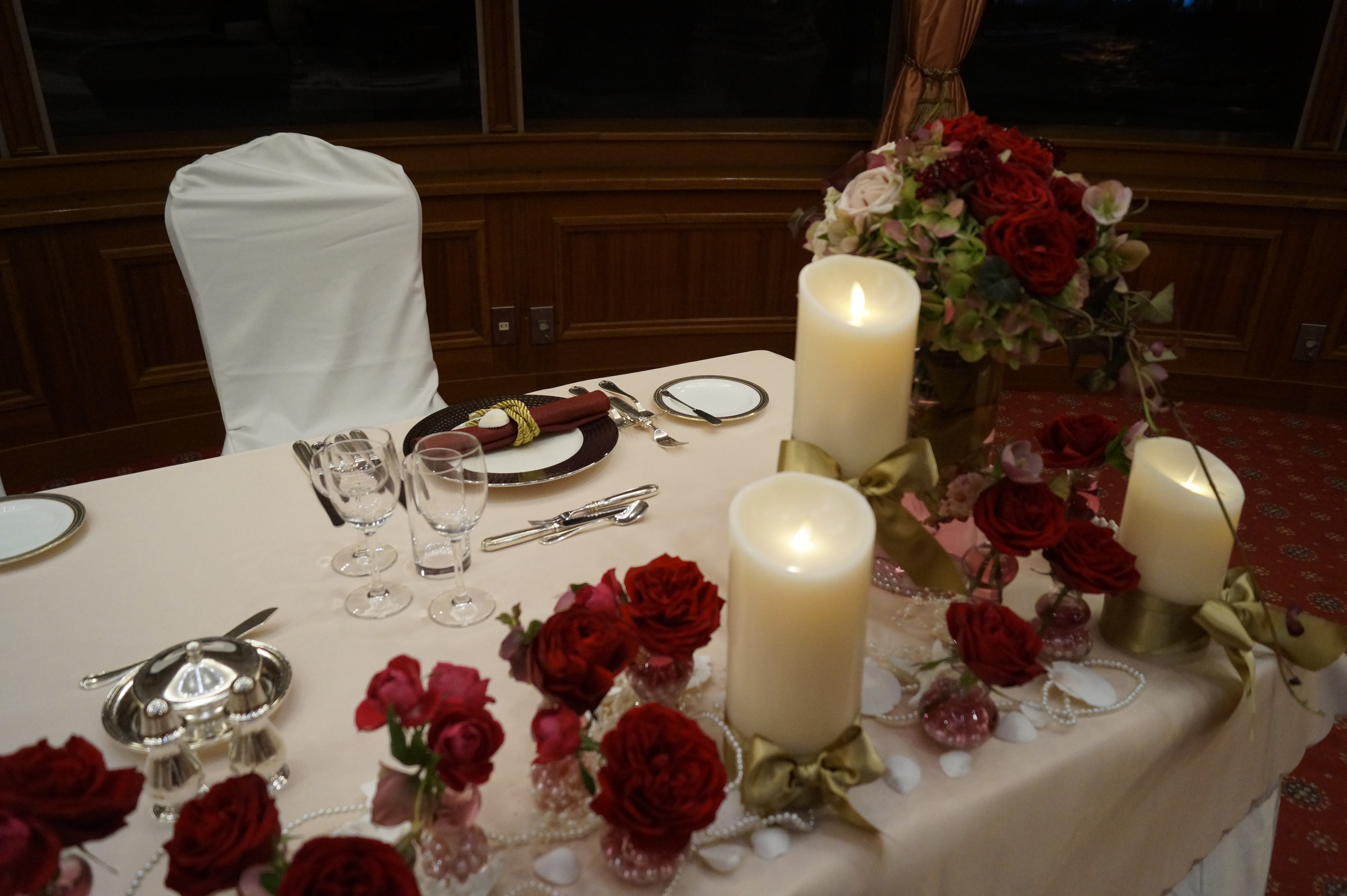 花やキャンドルで飾られたテーブル