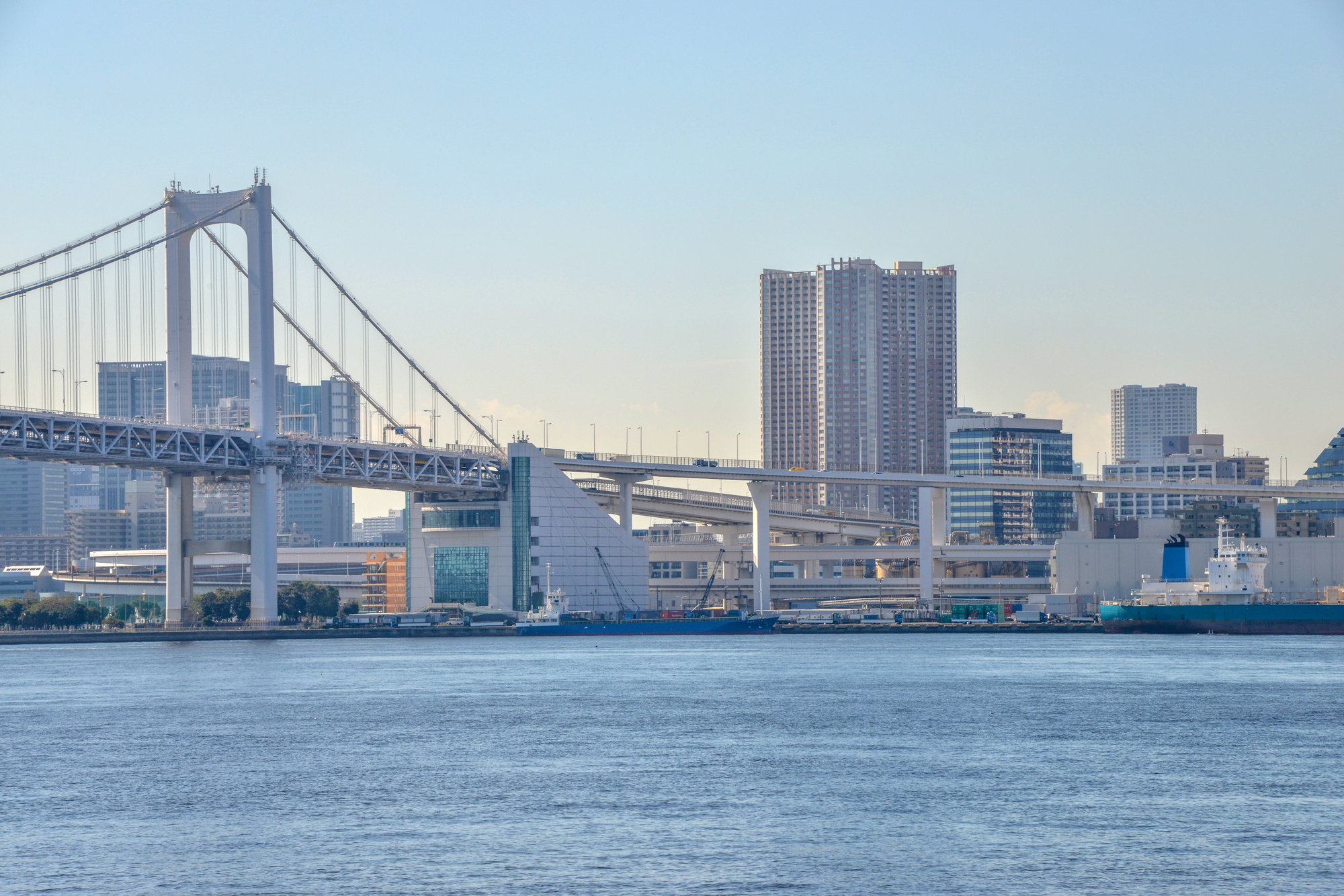 穏やかな東京湾の景色