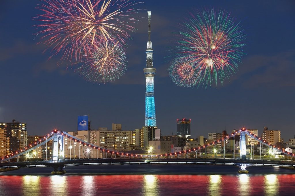 スカイツリーと打ち上げ花火