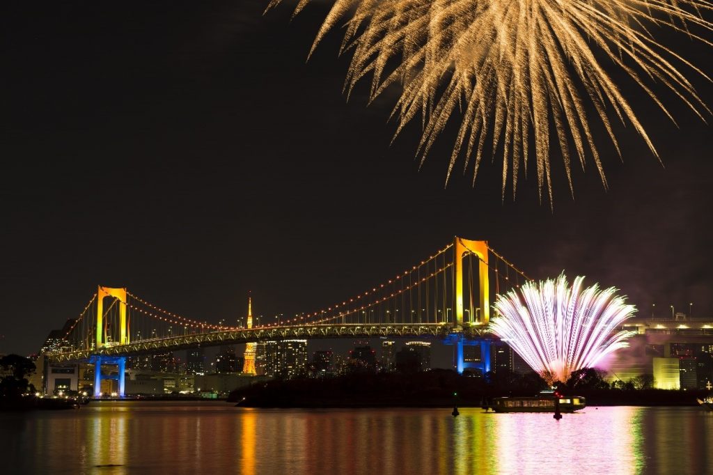 ライトアップされた東京タワーやレインボーブリッジと花火