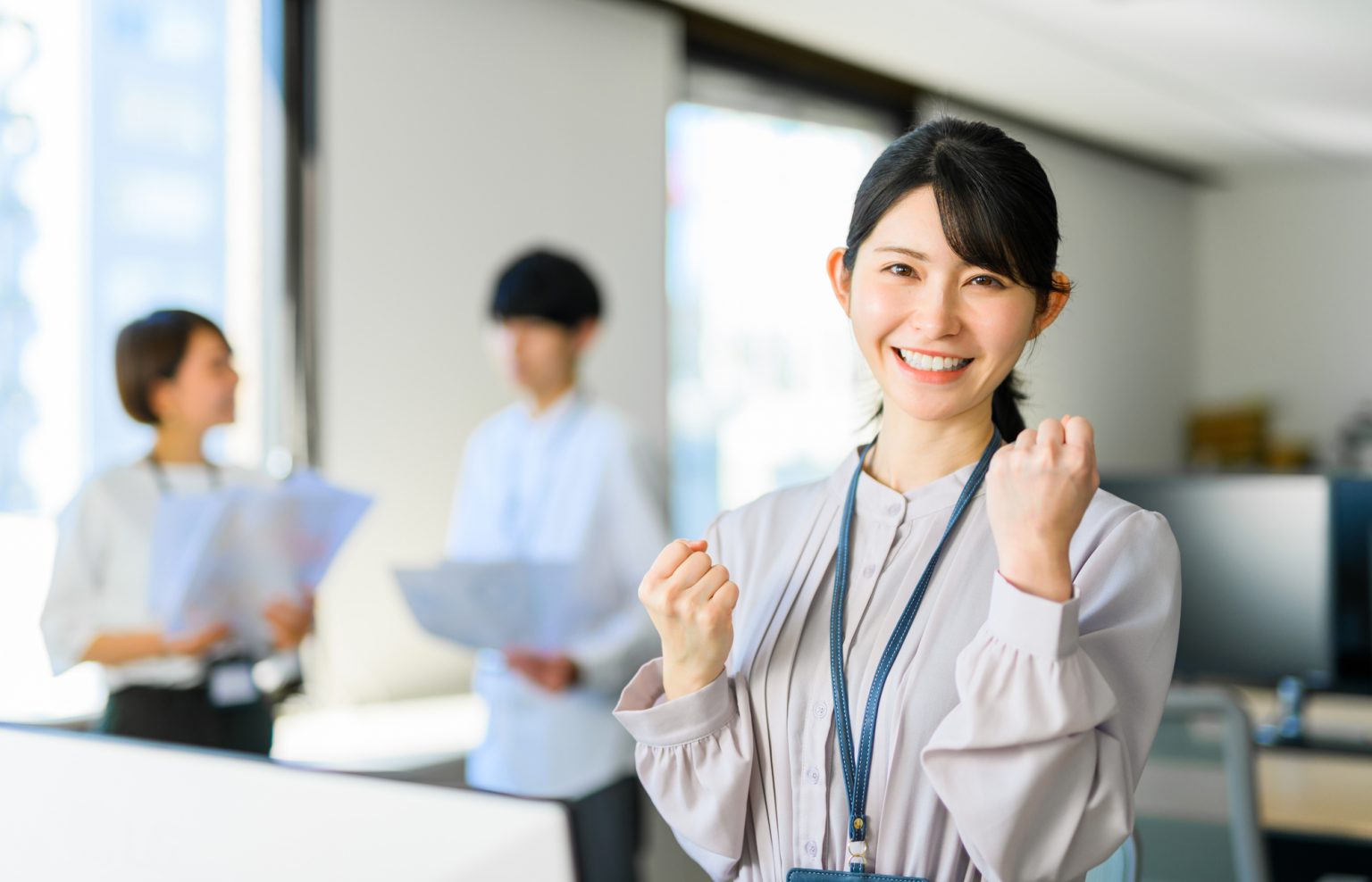 やる気を見せる女性社員