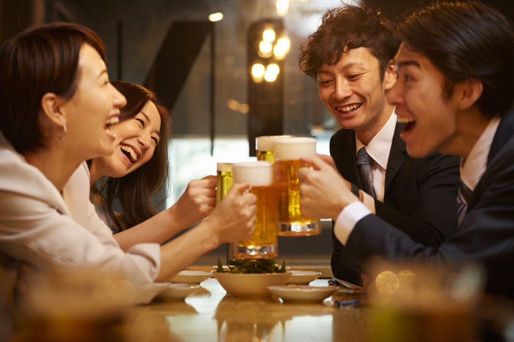 ビールを片手に談笑する人たち