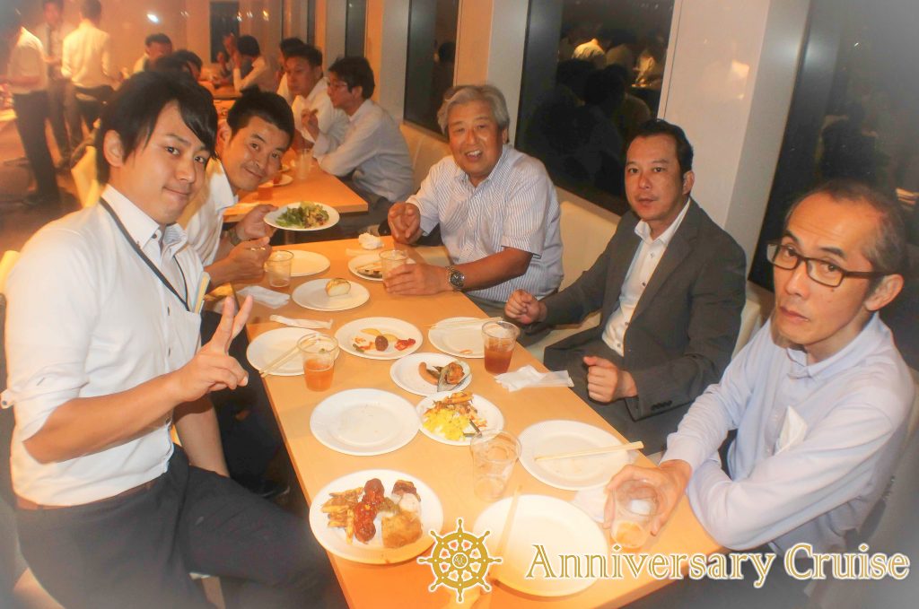 船内でお食事を楽しむ様子