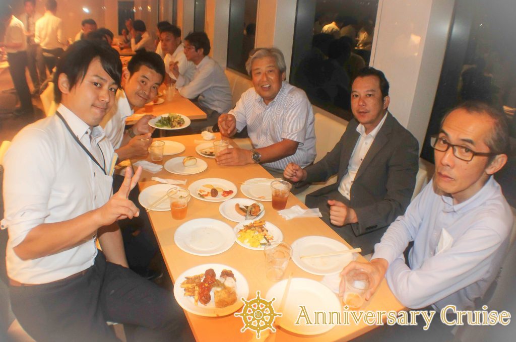 船内でお食事を楽しむ様子