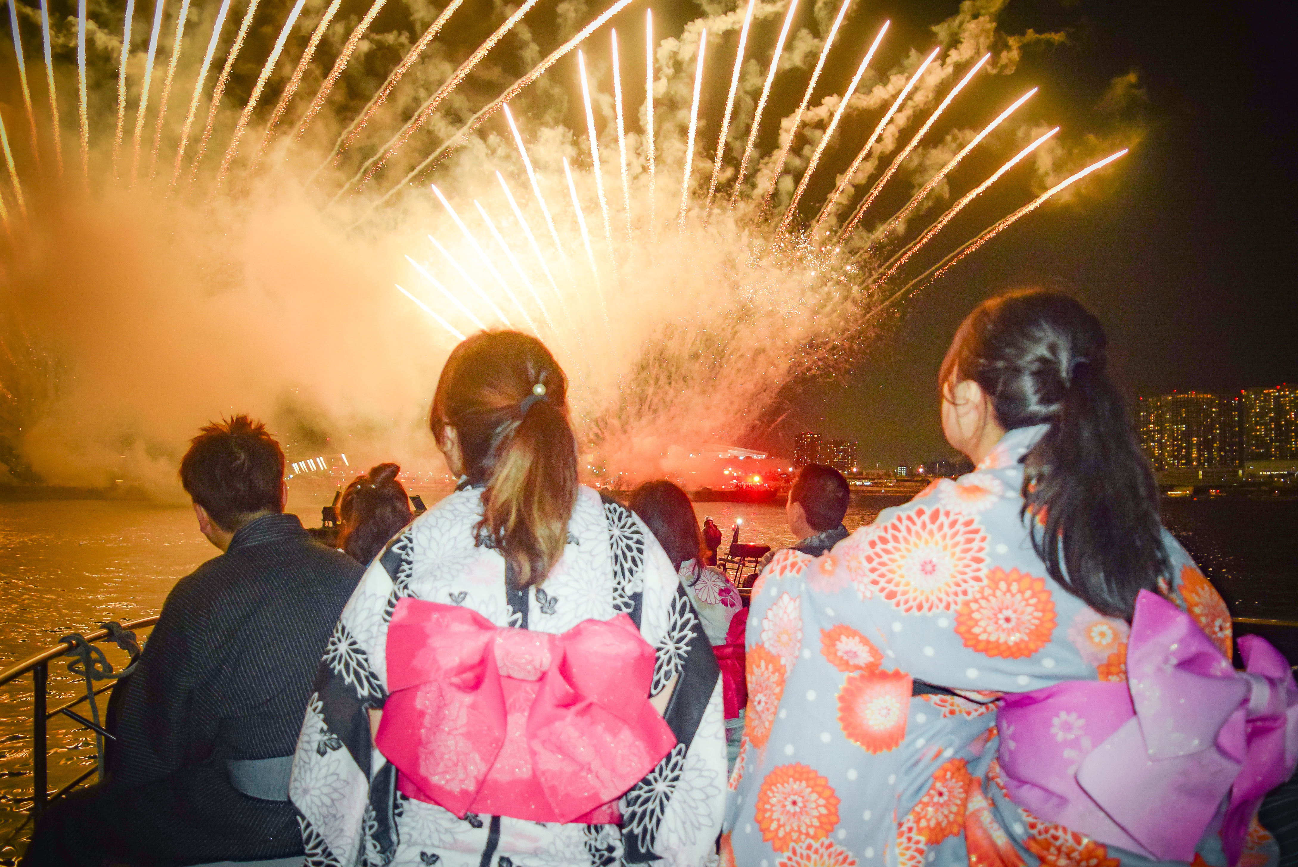 浴衣を着て花火大会を楽しむなら 混雑とは無縁のクルージングで観覧しよう クルージングナビ クルージングなら東京湾アニバーサリークルーズ