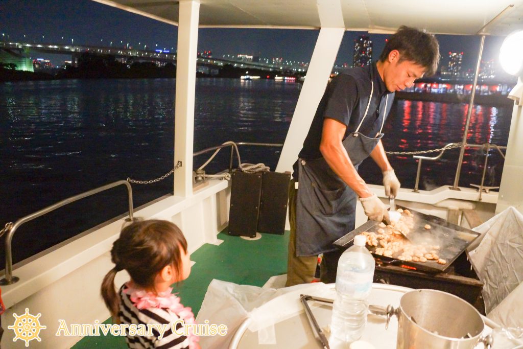 船上でBBQを用意するスタッフ